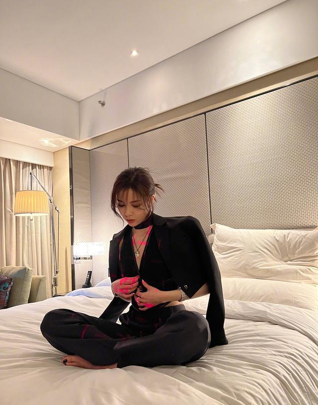 宋妍霏黑色西装造型